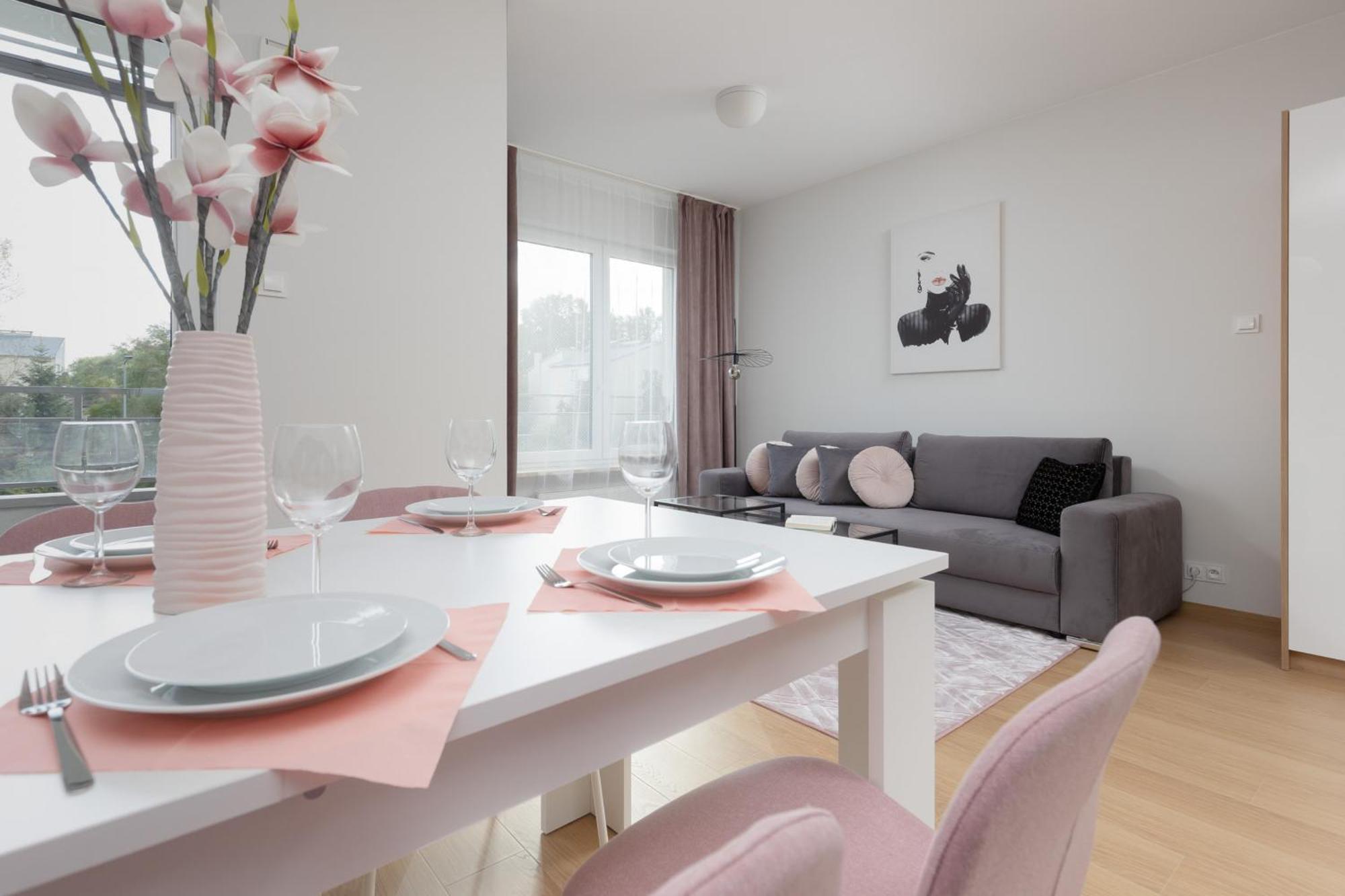 Metro Kondratowicza With Parking By Renters Appartamento