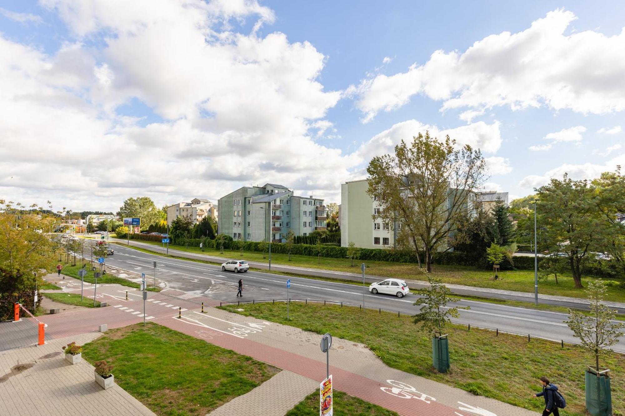 Metro Kondratowicza With Parking By Renters